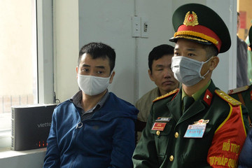 Hình ảnh Phan Quốc Việt cùng nhiều bị cáo hầu tòa vụ Việt Á