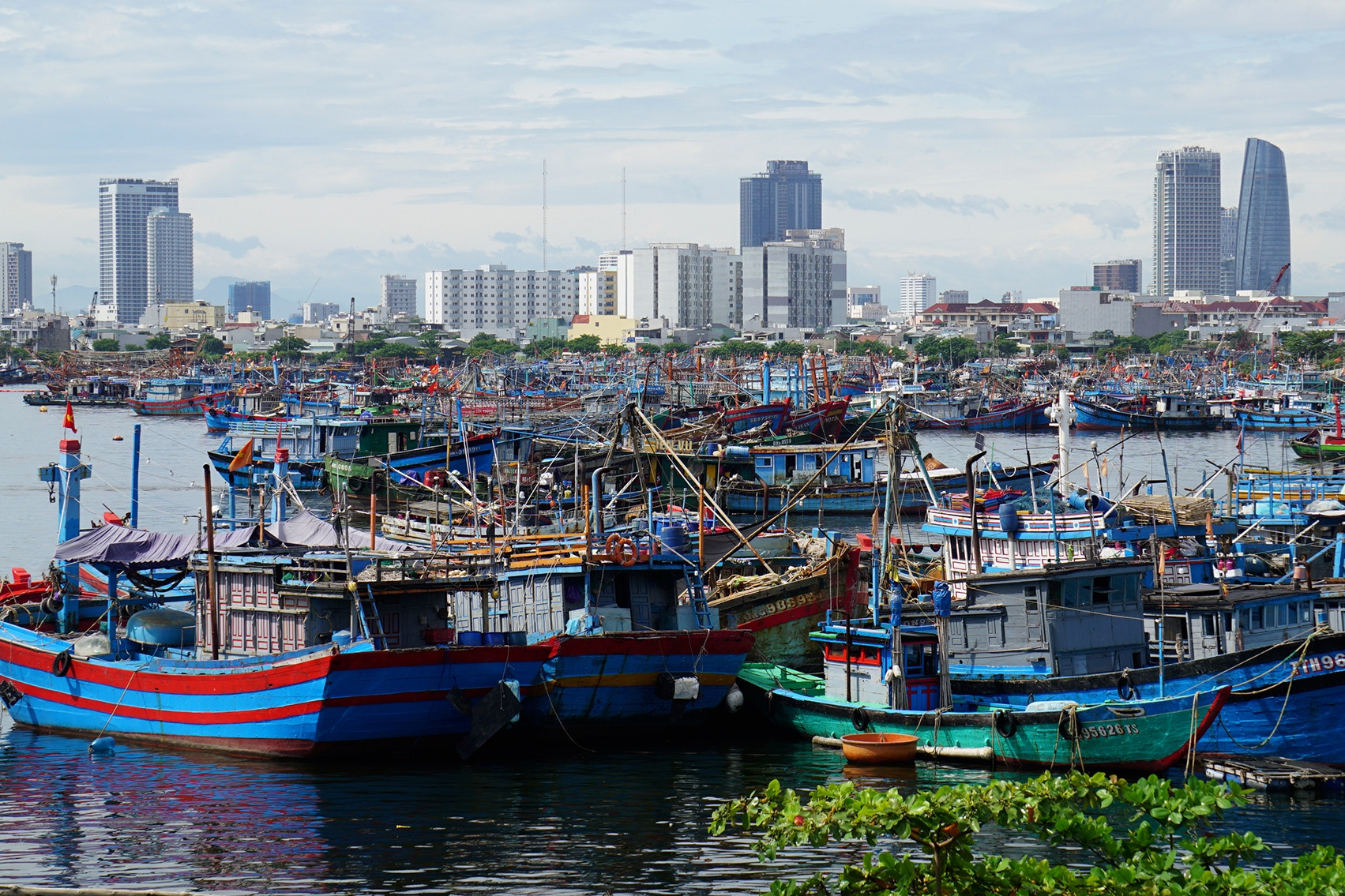 Kiểm ngư đến từng tàu, gặp từng ngư dân để chỉ từng việc chống khai thác IUU