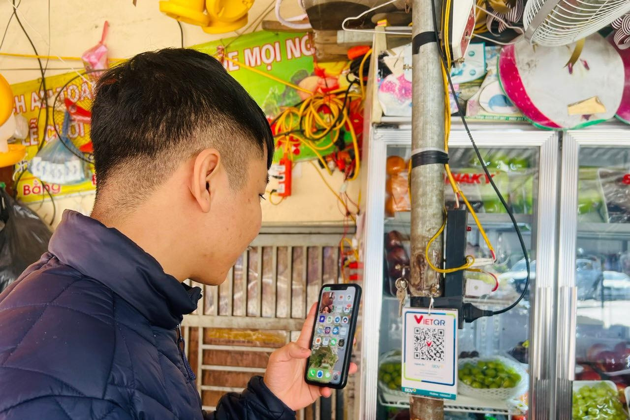 Người dân Cao Bằng dần quen với thanh toán không dùng tiền mặt