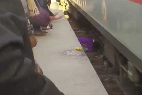 Người mẹ lấy thân mình che cho 2 con ngã xuống đường ray tàu hoả