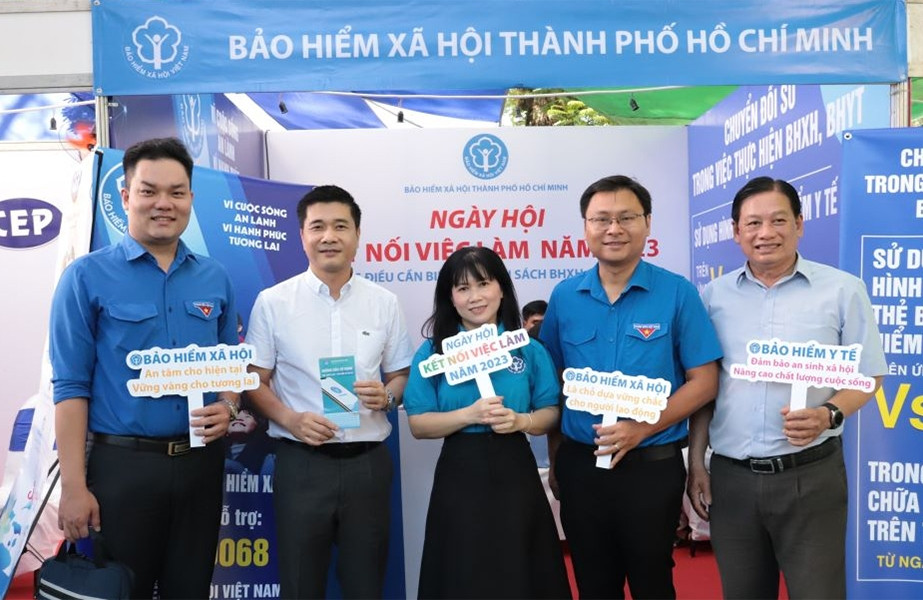 Tư vấn chính sách BHXH, BHYT tại ngày hội việc làm