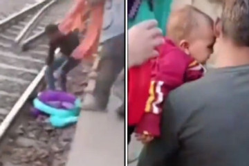 Video 3 mẹ con sống sót thần kỳ sau khi bị xô ngã xuống đường ray tàu hỏa