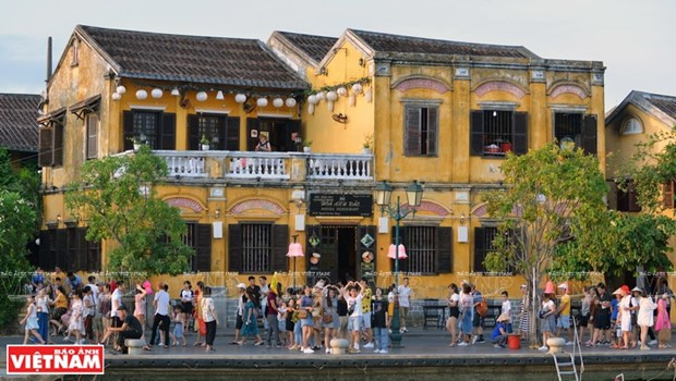 Vietnam's tourism shows strong recovery in 2023 hinh anh 1