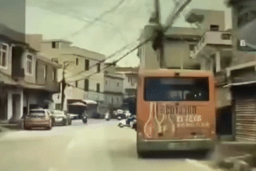 Xe buýt đâm đổ cột điện gây ra cảnh tượng đáng sợ trên con phố