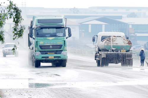 Đề nghị CSGT Nghệ An vào cuộc vụ xe chở vật liệu gây bụi mù mịt trên quốc lộ