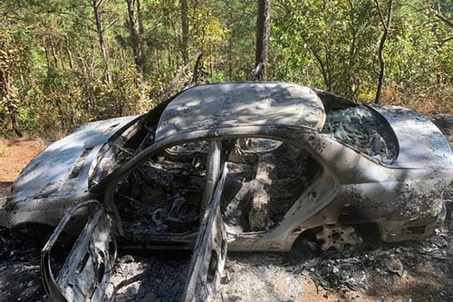 Đốt ô tô Mercedes trong rừng sau va chạm giao thông ở Lâm Đồng