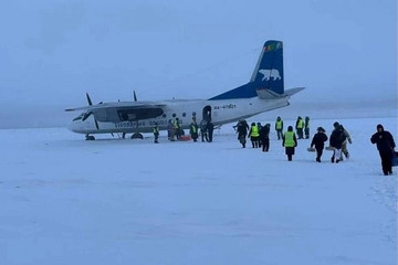 Máy bay chở khách của Nga hạ cánh nhầm xuống sông băng