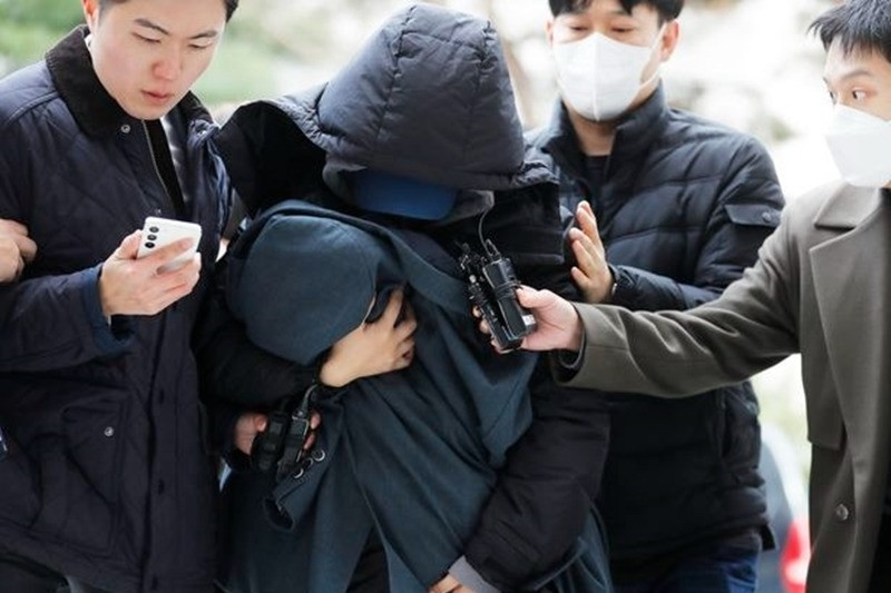 Người phụ nữ tống tiền nam diễn viên Lee Sun Kyun bị cảnh sát áp giải tới tòa