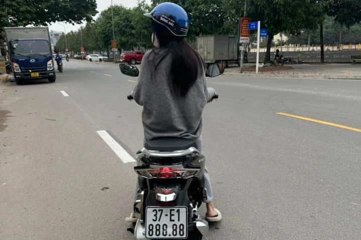 Nữ sinh viên trường đại học ở Hà Nội bấm được biển số ngũ quý 8 - 2