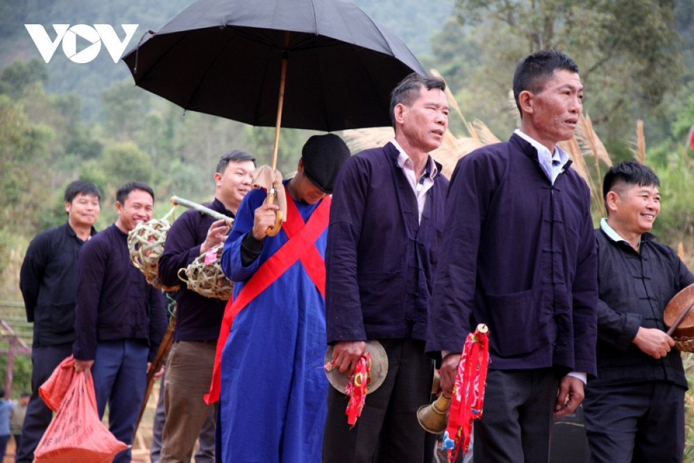 the bride-welcoming ceremony of the giay ethnic people picture 4