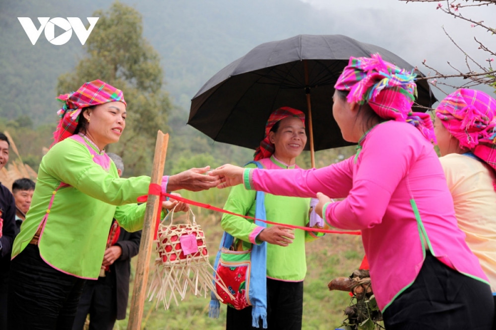 the bride-welcoming ceremony of the giay ethnic people picture 13