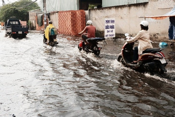Trận mưa trái mùa gây ngập đường, hầm chui ở TP.HCM