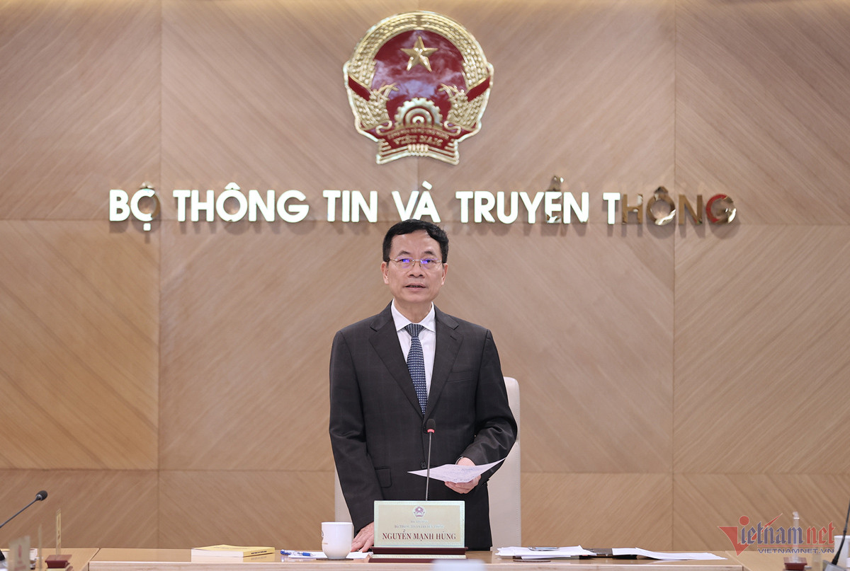 Bộ trưởng Nguyễn Mạnh Hùng trao đổi về hướng giải quyết với các vướng mắc trong lĩnh vực TT&TT.
