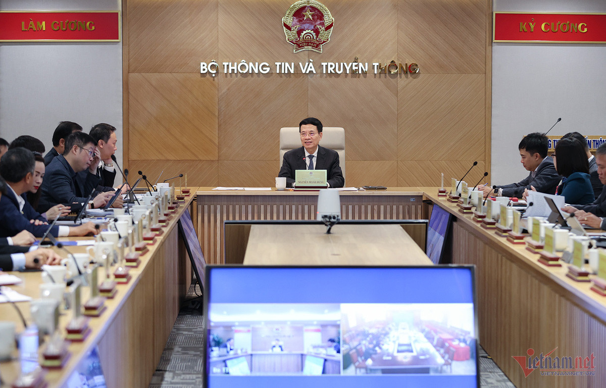 Bộ trưởng Nguyễn Mạnh Hùng đã chủ trì buổi làm việc trực tiếp với giám đốc các Sở TT&TT và đại diện lãnh đạo cơ quan, đơn vị, doanh nghiệp trong ngành.