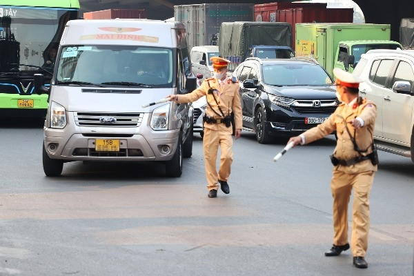 Xử lý hàng loạt ô tô đón, trả khách sai quy định trước kỳ nghỉ Tết Dương lịch