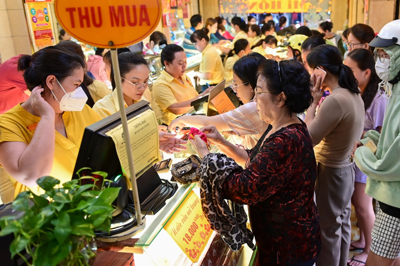 Các tiệm vàng ở Hà Nội, TP.HCM chật ních khách đi bán chốt lời