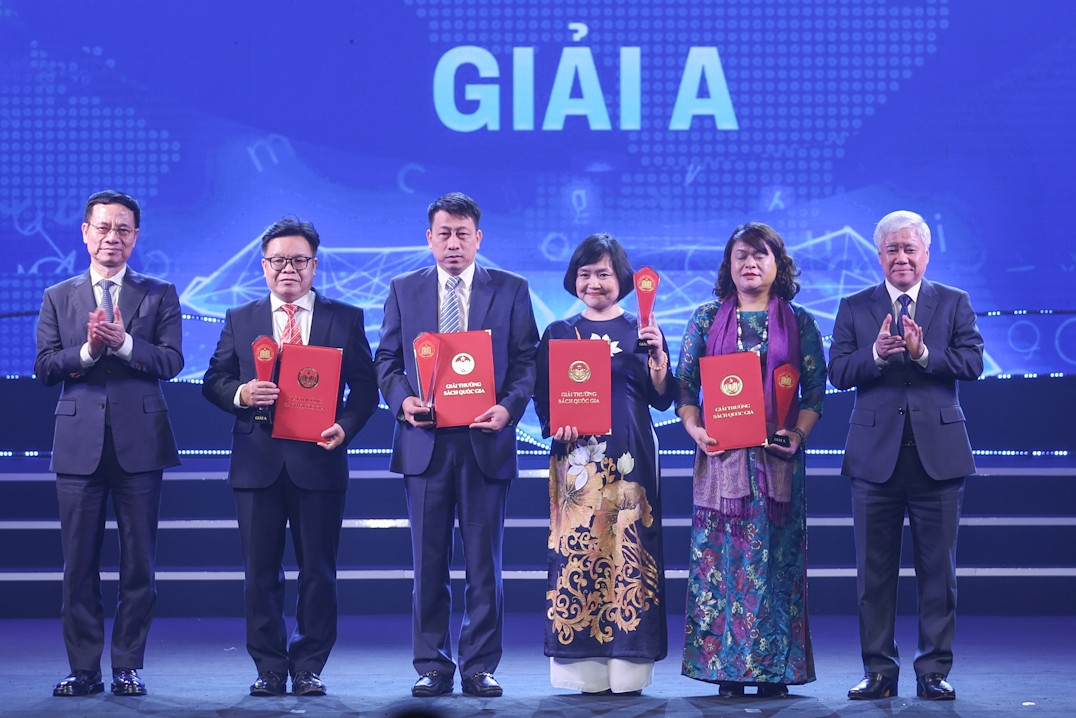 'Chào tiếng Việt' và 'Ranh giới ngoài thềm lục địa' đoạt giải A Sách quốc gia