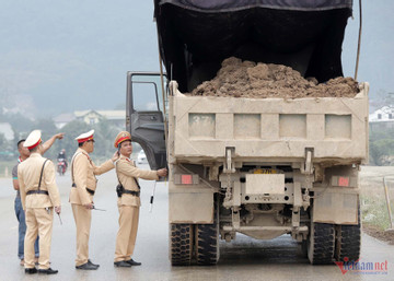 CSGT Nghệ An xử lý nhiều xe quá tải, kéo bùn đất ra quốc lộ gây bụi mù mịt