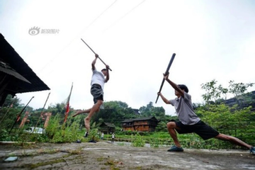 Hàng chục hộ gia đình sống ẩn dật trên núi, già trẻ đều luyện võ kungfu