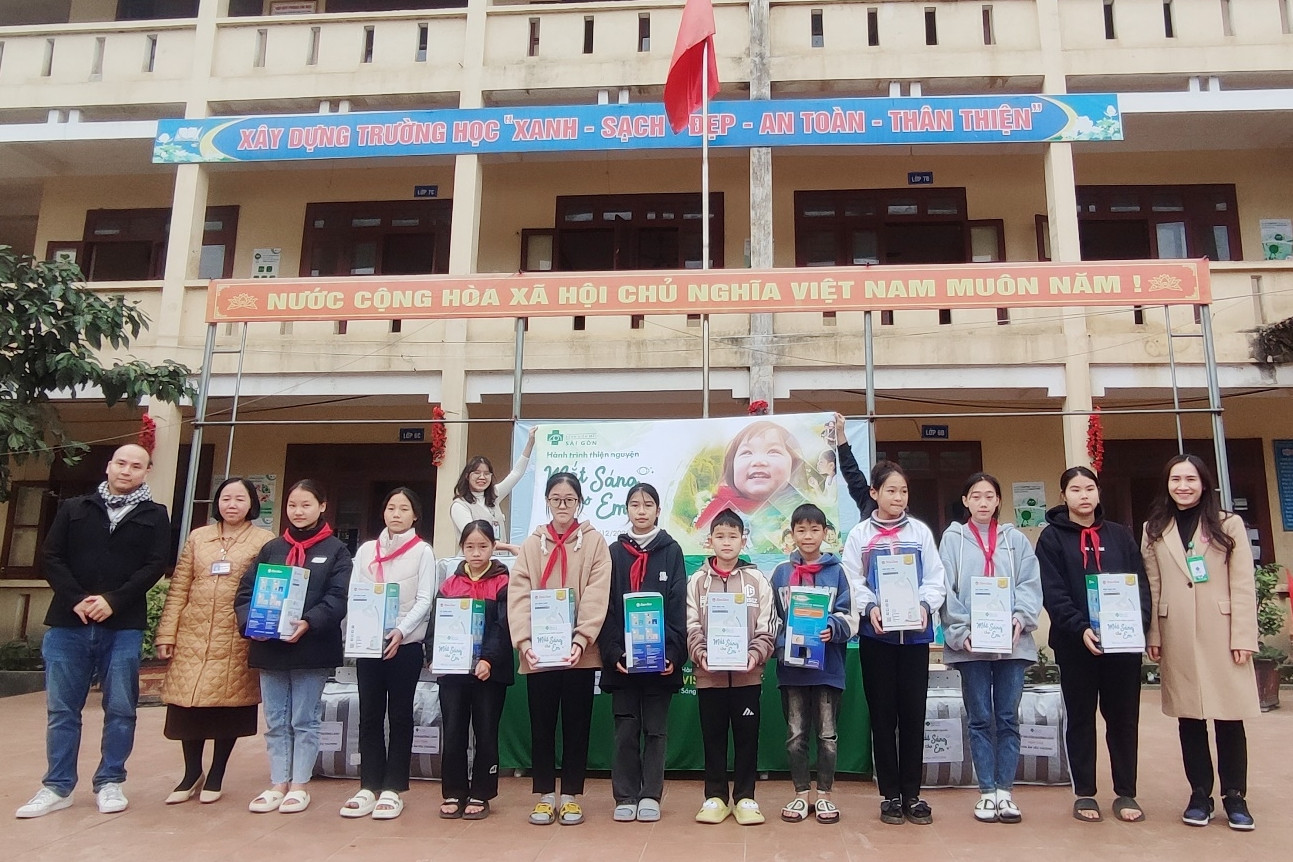 Hành trình thiện nguyện 'Mắt sáng cho em' đến với học sinh rẻo cao Bắc Kạn