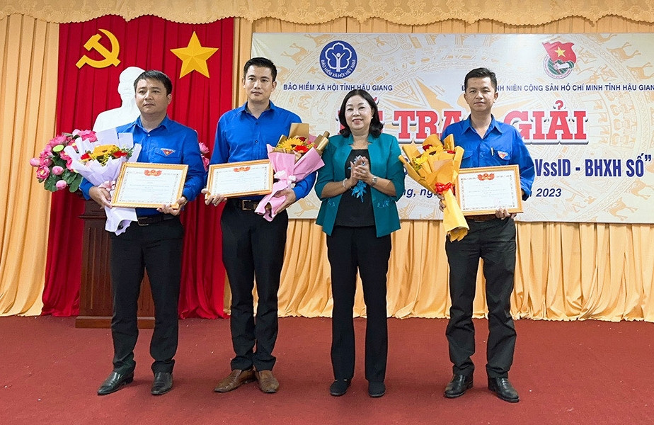 Hậu Giang: Trao giải cuộc thi Cài đặt, sử dụng ứng dụng VssID - BHXH số
