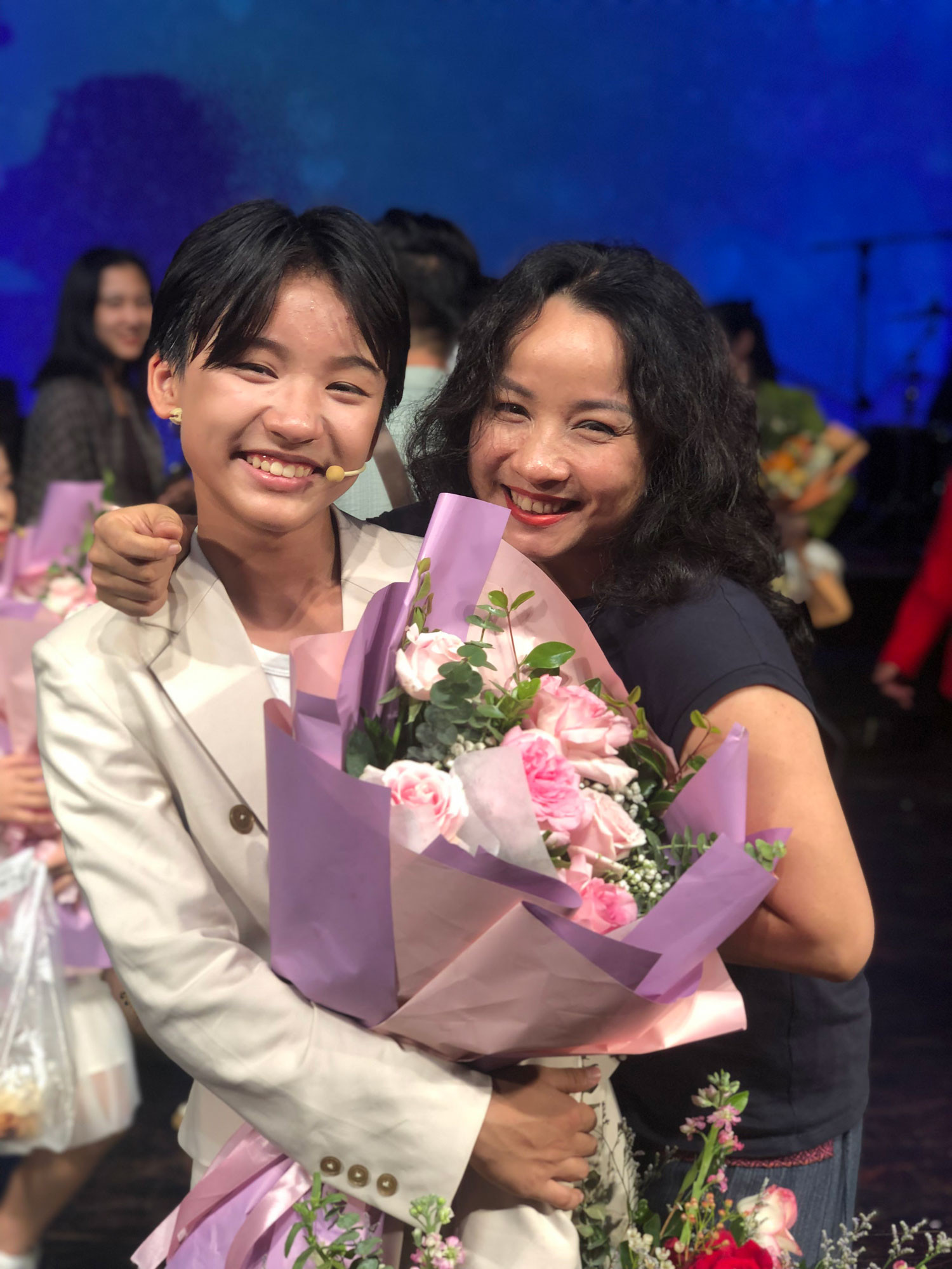 nam phong luon co me nsut quynh lan lam hau phuong phia sau.jpg