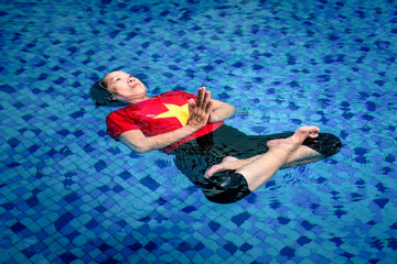 Cụ bà U80 lập kỷ lục 8 tư thế yoga nổi trên mặt nước, xoay 80 vòng dưới nước