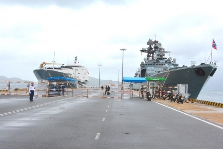 Two Russian warships dock at Cam Ranh port for Vietnam visit