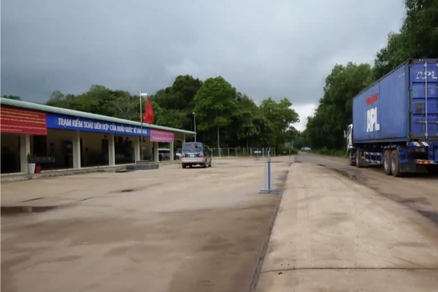 Xã Tân Hòa trao (Tây Ninh) đổi thông tin với chính quyền xã Choăm Crovien (Campuchia)