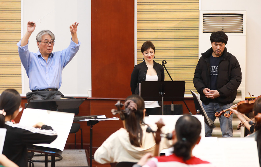 angela nisi tap luyen cung nhac truong honna tetsuji ca si manh hoach cung dan nhac giao huong quoc gia viet nam.jpeg
