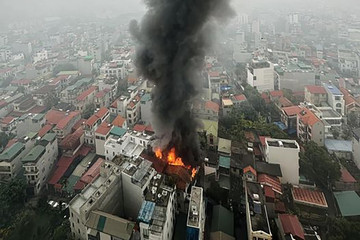 Bản tin trưa 30/12: Lửa bốc dữ dội, bao trùm tầng tum nhà dân ở Hà Nội