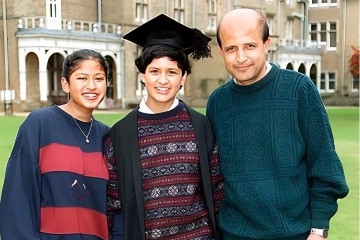 Bi kịch nữ thần đồng 13 tuổi vào Đại học Oxford để ‘chạy trốn’ thực tại