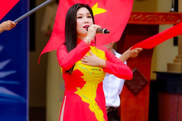 Ca sĩ Kavie Trần tích cực thiện nguyện khi về Việt Nam