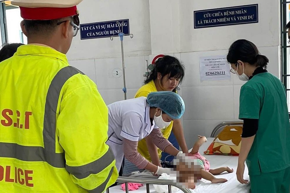 Cảnh sát dùng xe đặc chủng đưa cháu bé bị co giật đi cấp cứu