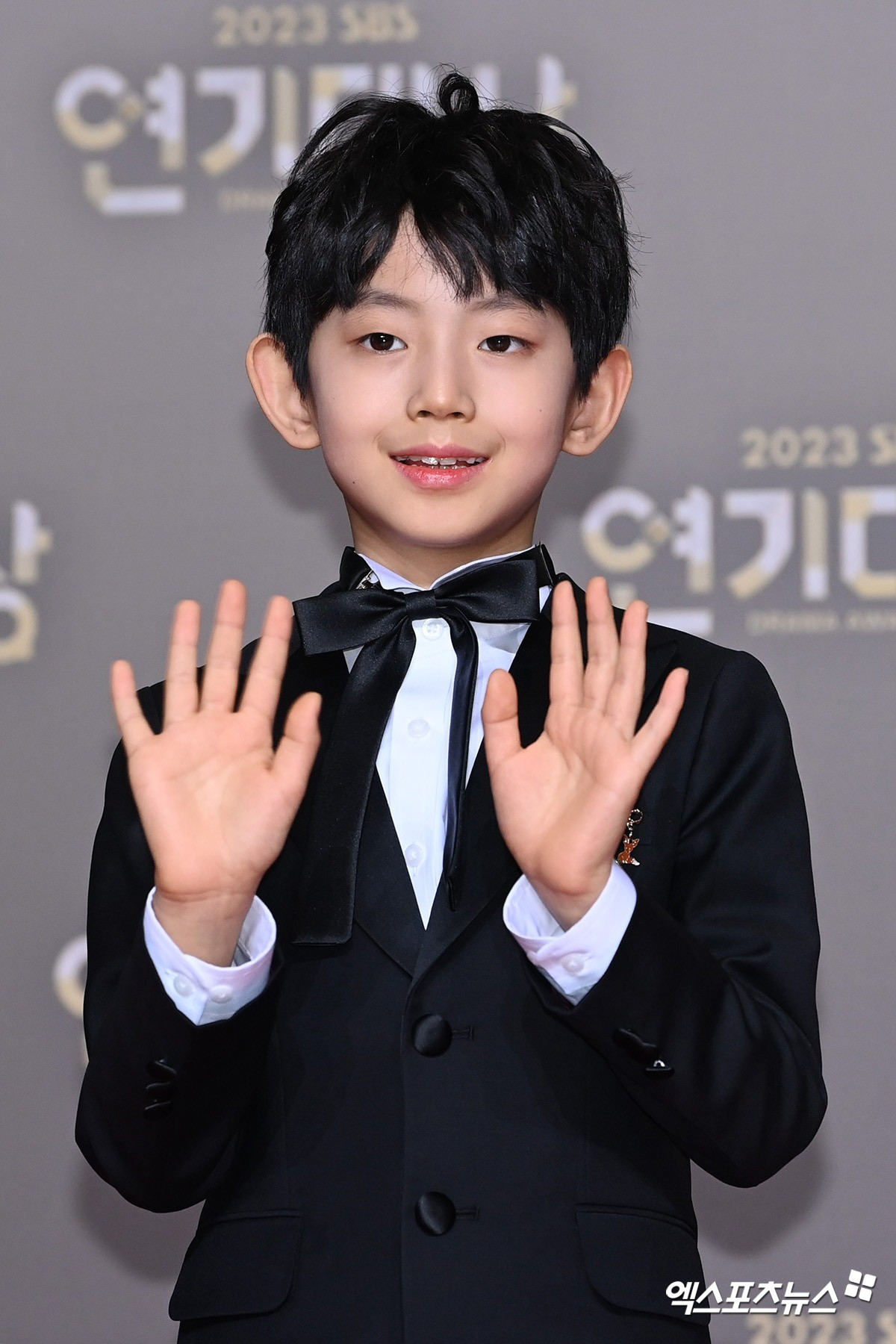 Dàn nghệ sĩ mặc trang phục đen tưởng nhớ Lee Sun Kyun ảnh 15