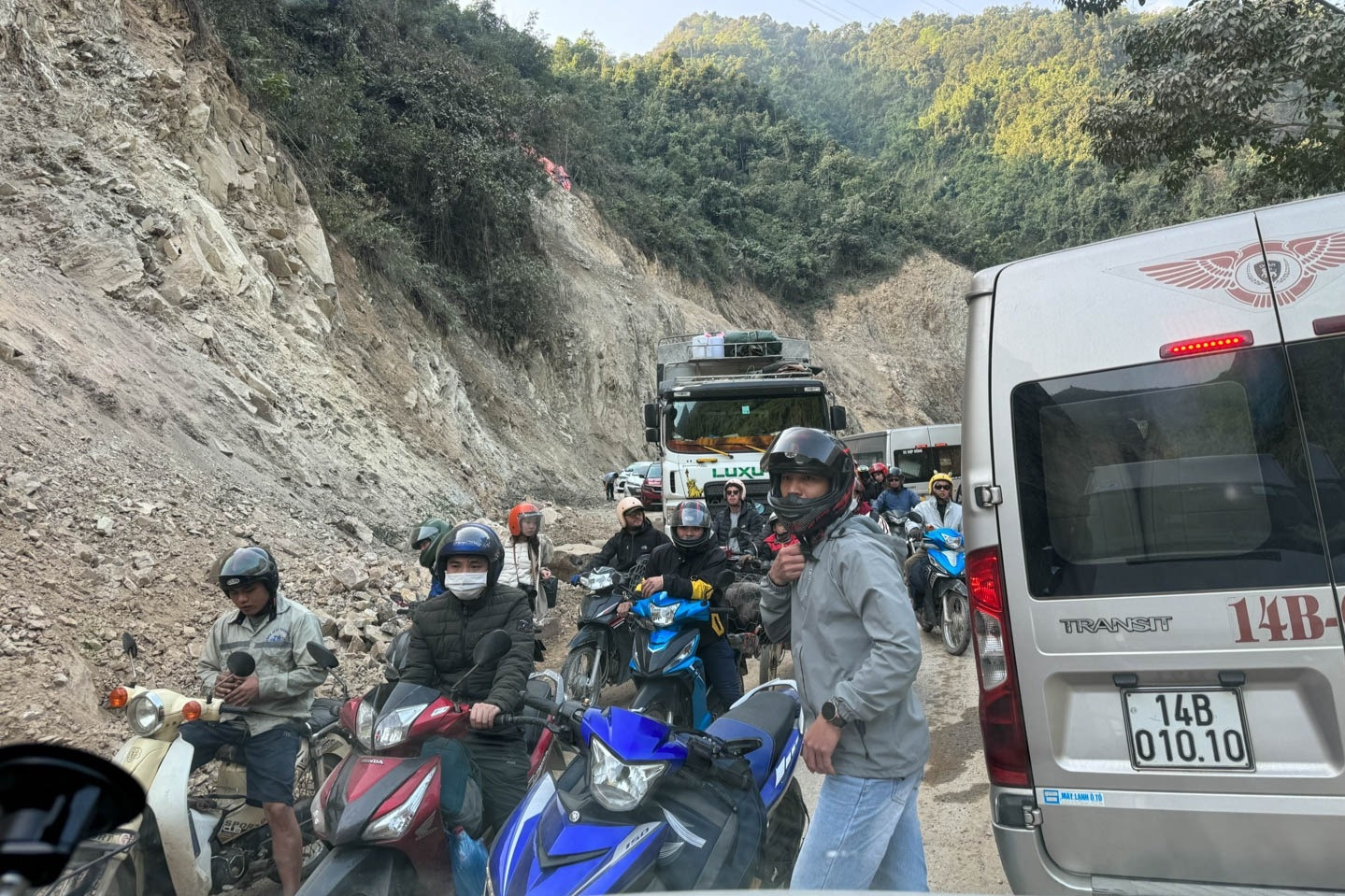 Khách đổ về Hà Giang nghỉ Tết Dương lịch, đường lên cổng trời Quản Bạ tắc cứng
