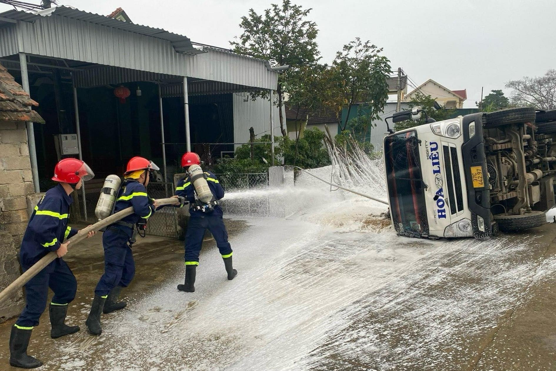 Lật xe bồn chở 9.000 lít xăng, sơ tán nhiều hộ dân để xử lý sự cố