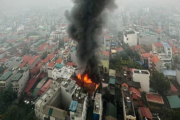 Lửa bốc dữ dội, bao trùm tầng tum nhà dân ở Hà Nội