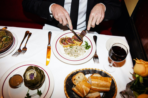 Nắm những quy tắc ăn uống trên bàn tiệc để 'lịch thiệp' như người Pháp