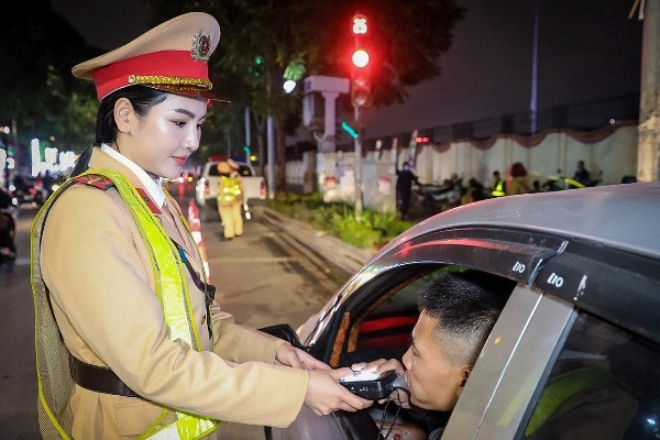 Nữ CSGT Hà Nội xuyên đêm kiểm tra vi phạm nồng độ cồn