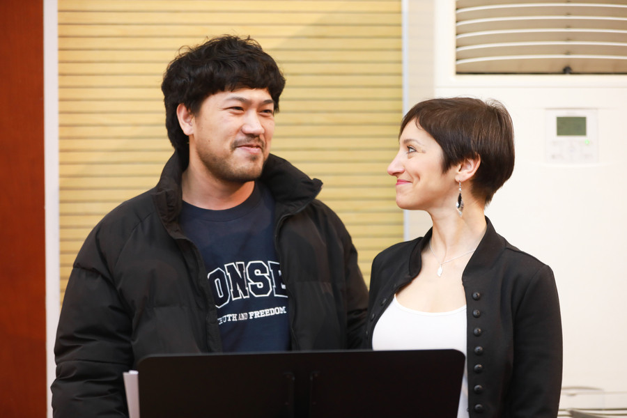 soprano angela nisi va tenor manh hoach trong buoi tap truoc dem dien.jpeg