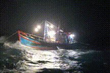 Tàu cảnh sát biển xuyên đêm kéo tàu cá gặp nạn vào bờ an toàn