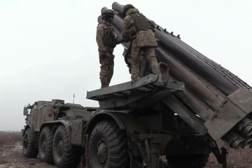 Video pháo phản lực phóng loạt Nga tấn công công sự quân Ukraine
