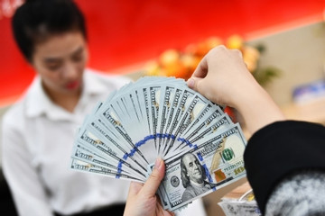 Bản tin tài chính sáng 1/1/2024: Giá vàng đầu năm tăng, dầu giảm, USD đi lên