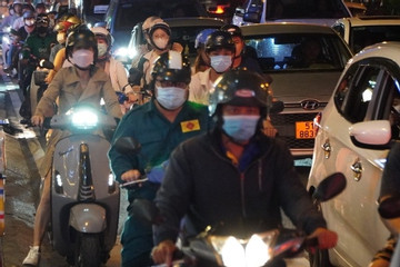 Khắp ngả đường hướng bờ sông Sài Gòn kẹt cứng xe cộ