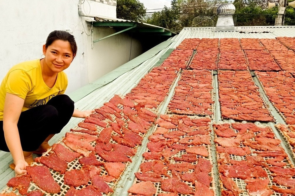 Người dân tất bật với món bò một nắng trứ danh ở 'chảo lửa' Krông Pa