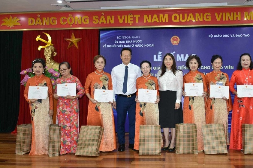 Những người “chèo đò” bền bỉ truyền dạy tiếng Việt ở Thái Lan