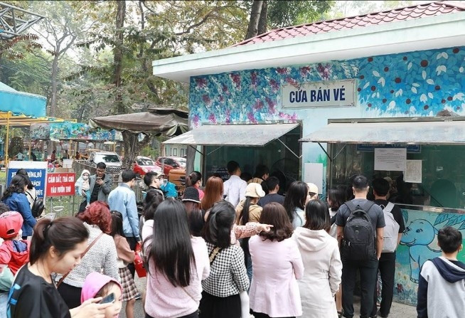 popular destinations in major cities crowded on first day of new year holiday picture 2