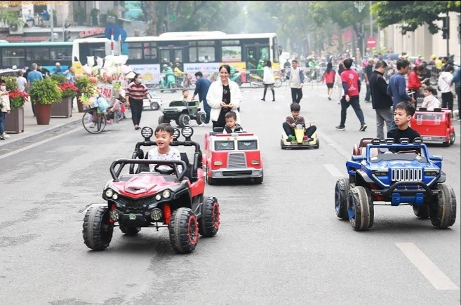 popular destinations in major cities crowded on first day of new year holiday picture 6