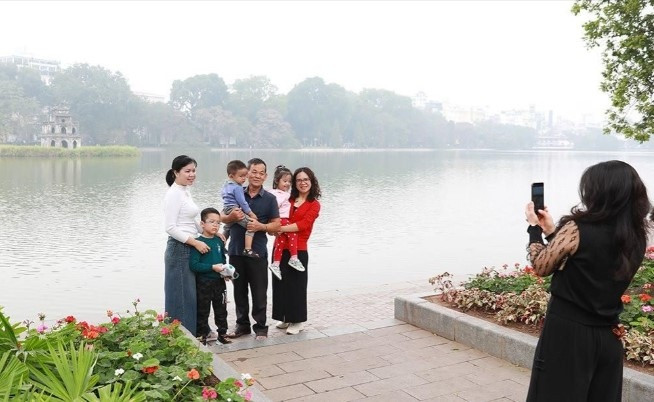 popular destinations in major cities crowded on first day of new year holiday picture 7